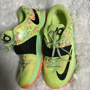 Nike Neon Green Athletic Shoes
Could be unisex
Size7 Y
Women 7 1/2